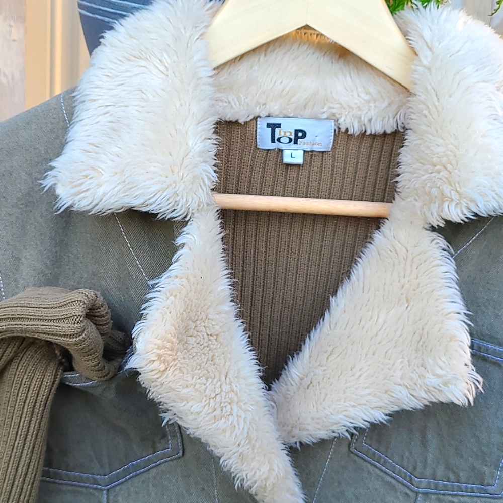 Denim jacket with faux fur collar. L